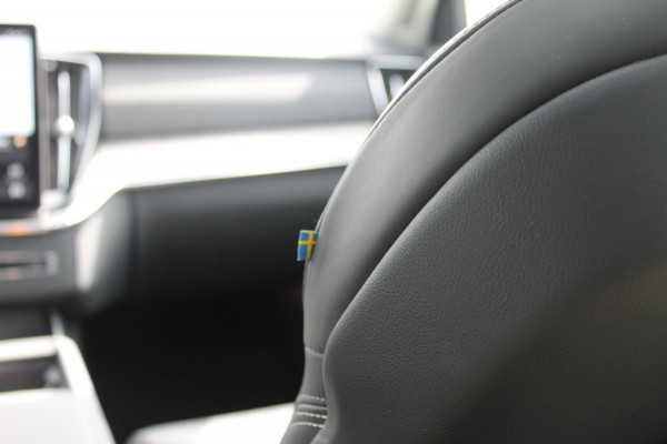 Volvo XC90 T8 455PK Autom Plug-in hybrid AWD Ultra Dark Luchtvering / Massagefunctie voorstoelen / Semi elektrisch wegklapbare trekhaak / Gelamineerd glas / Stoelventilatie / 21" lichtmetalen velgen