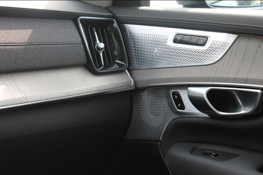Volvo XC90 T8 455PK Autom Plug-in hybrid AWD Ultra Dark Luchtvering / Massagefunctie voorstoelen / Semi elektrisch wegklapbare trekhaak / Gelamineerd glas / Stoelventilatie / 21" lichtmetalen velgen