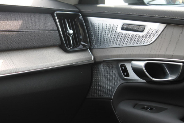Volvo XC90 T8 455PK Autom Plug-in hybrid AWD Ultra Dark Luchtvering / Massagefunctie voorstoelen / Semi elektrisch wegklapbare trekhaak / Gelamineerd glas / Stoelventilatie / 21" lichtmetalen velgen