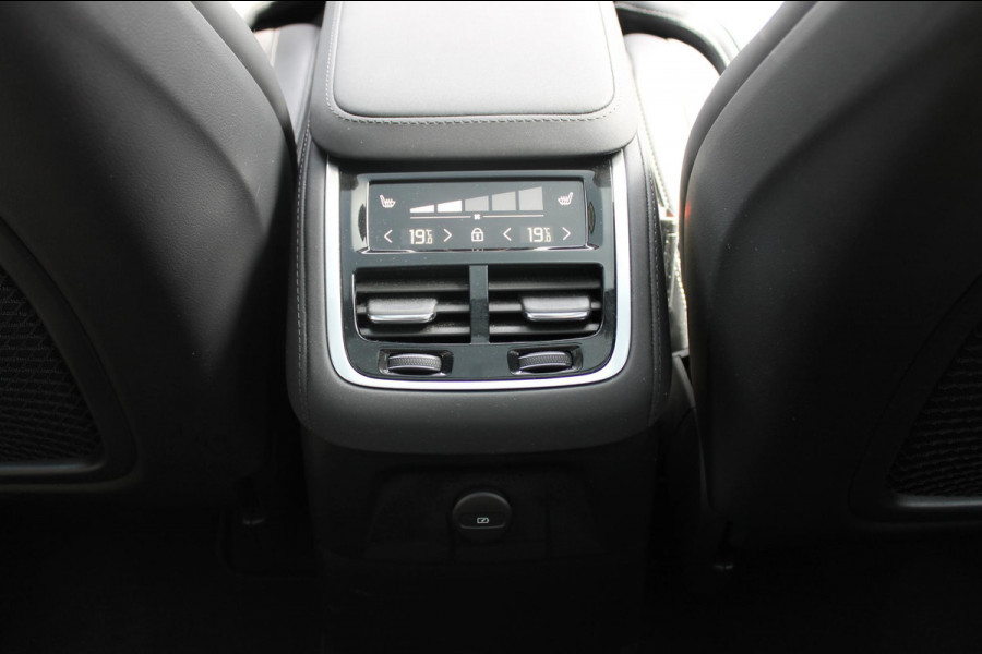 Volvo XC90 T8 455PK Autom Plug-in hybrid AWD Ultra Dark Luchtvering / Massagefunctie voorstoelen / Semi elektrisch wegklapbare trekhaak / Gelamineerd glas / Stoelventilatie / 21" lichtmetalen velgen