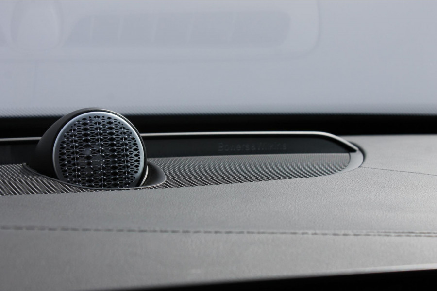Volvo XC90 T8 455PK Autom Plug-in hybrid AWD Ultra Dark Luchtvering / Massagefunctie voorstoelen / Semi elektrisch wegklapbare trekhaak / Gelamineerd glas / Stoelventilatie / 21" lichtmetalen velgen