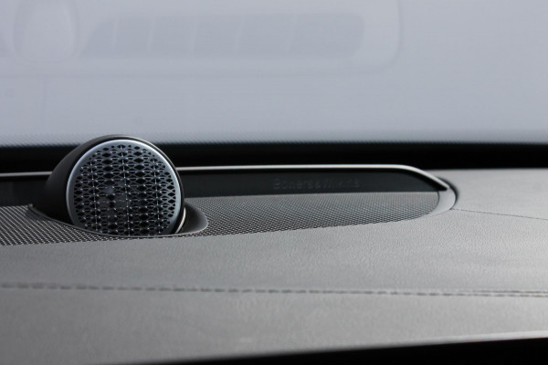 Volvo XC90 T8 455PK Autom Plug-in hybrid AWD Ultra Dark Luchtvering / Massagefunctie voorstoelen / Semi elektrisch wegklapbare trekhaak / Gelamineerd glas / Stoelventilatie / 21" lichtmetalen velgen