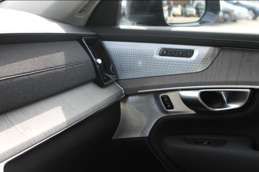 Volvo XC90 T8 455PK Autom Plug-in hybrid AWD Ultra Dark Luchtvering / Massagefunctie voorstoelen / Semi elektrisch wegklapbare trekhaak / Gelamineerd glas / Stoelventilatie / 21" lichtmetalen velgen