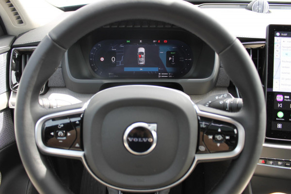 Volvo XC90 T8 455PK Autom Plug-in hybrid AWD Ultra Dark Luchtvering / Massagefunctie voorstoelen / Semi elektrisch wegklapbare trekhaak / Gelamineerd glas / Stoelventilatie / 21" lichtmetalen velgen