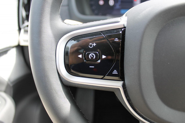Volvo XC90 T8 455PK Autom Plug-in hybrid AWD Ultra Dark Luchtvering / Massagefunctie voorstoelen / Semi elektrisch wegklapbare trekhaak / Gelamineerd glas / Stoelventilatie / 21" lichtmetalen velgen