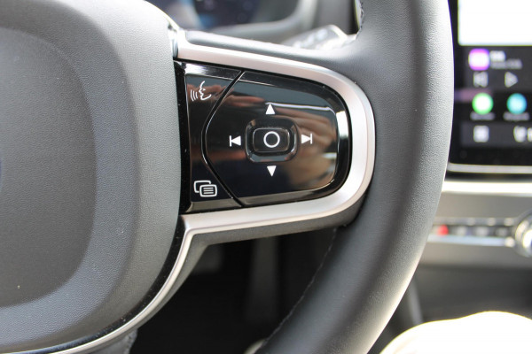 Volvo XC90 T8 455PK Autom Plug-in hybrid AWD Ultra Dark Luchtvering / Massagefunctie voorstoelen / Semi elektrisch wegklapbare trekhaak / Gelamineerd glas / Stoelventilatie / 21" lichtmetalen velgen