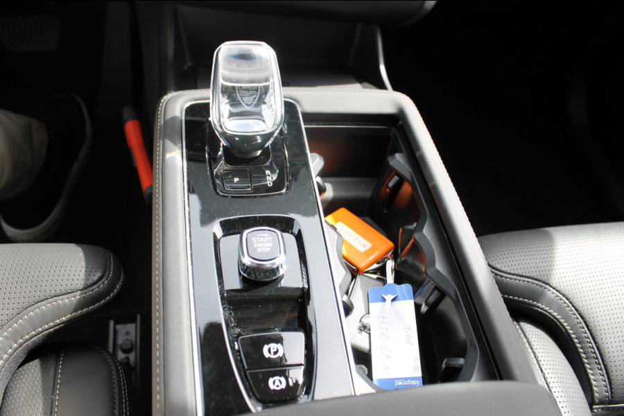 Volvo XC90 T8 455PK Autom Plug-in hybrid AWD Ultra Dark Luchtvering / Massagefunctie voorstoelen / Semi elektrisch wegklapbare trekhaak / Gelamineerd glas / Stoelventilatie / 21" lichtmetalen velgen