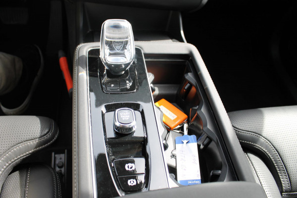 Volvo XC90 T8 455PK Autom Plug-in hybrid AWD Ultra Dark Luchtvering / Massagefunctie voorstoelen / Semi elektrisch wegklapbare trekhaak / Gelamineerd glas / Stoelventilatie / 21" lichtmetalen velgen