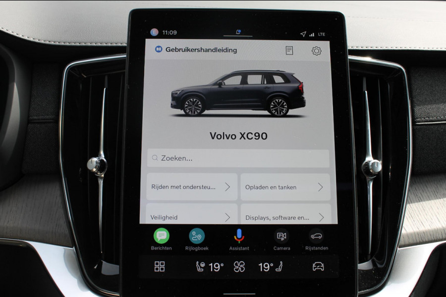 Volvo XC90 T8 455PK Autom Plug-in hybrid AWD Ultra Dark Luchtvering / Massagefunctie voorstoelen / Semi elektrisch wegklapbare trekhaak / Gelamineerd glas / Stoelventilatie / 21" lichtmetalen velgen