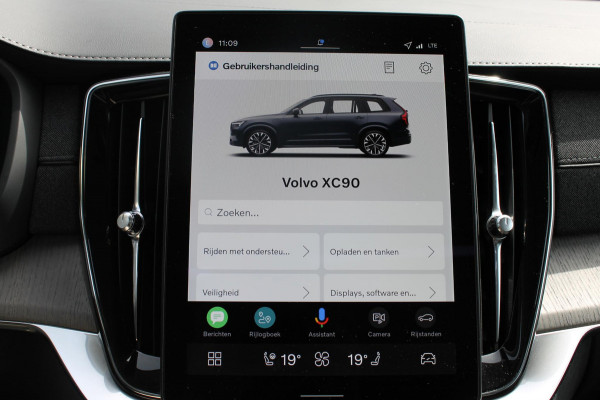Volvo XC90 T8 455PK Autom Plug-in hybrid AWD Ultra Dark Luchtvering / Massagefunctie voorstoelen / Semi elektrisch wegklapbare trekhaak / Gelamineerd glas / Stoelventilatie / 21" lichtmetalen velgen