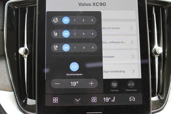 Volvo XC90 T8 455PK Autom Plug-in hybrid AWD Ultra Dark Luchtvering / Massagefunctie voorstoelen / Semi elektrisch wegklapbare trekhaak / Gelamineerd glas / Stoelventilatie / 21" lichtmetalen velgen
