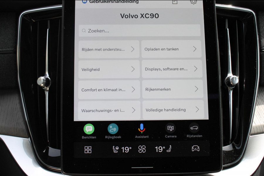 Volvo XC90 T8 455PK Autom Plug-in hybrid AWD Ultra Dark Luchtvering / Massagefunctie voorstoelen / Semi elektrisch wegklapbare trekhaak / Gelamineerd glas / Stoelventilatie / 21" lichtmetalen velgen