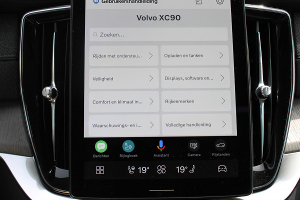 Volvo XC90 T8 455PK Autom Plug-in hybrid AWD Ultra Dark Luchtvering / Massagefunctie voorstoelen / Semi elektrisch wegklapbare trekhaak / Gelamineerd glas / Stoelventilatie / 21" lichtmetalen velgen