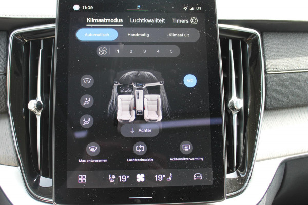 Volvo XC90 T8 455PK Autom Plug-in hybrid AWD Ultra Dark Luchtvering / Massagefunctie voorstoelen / Semi elektrisch wegklapbare trekhaak / Gelamineerd glas / Stoelventilatie / 21" lichtmetalen velgen