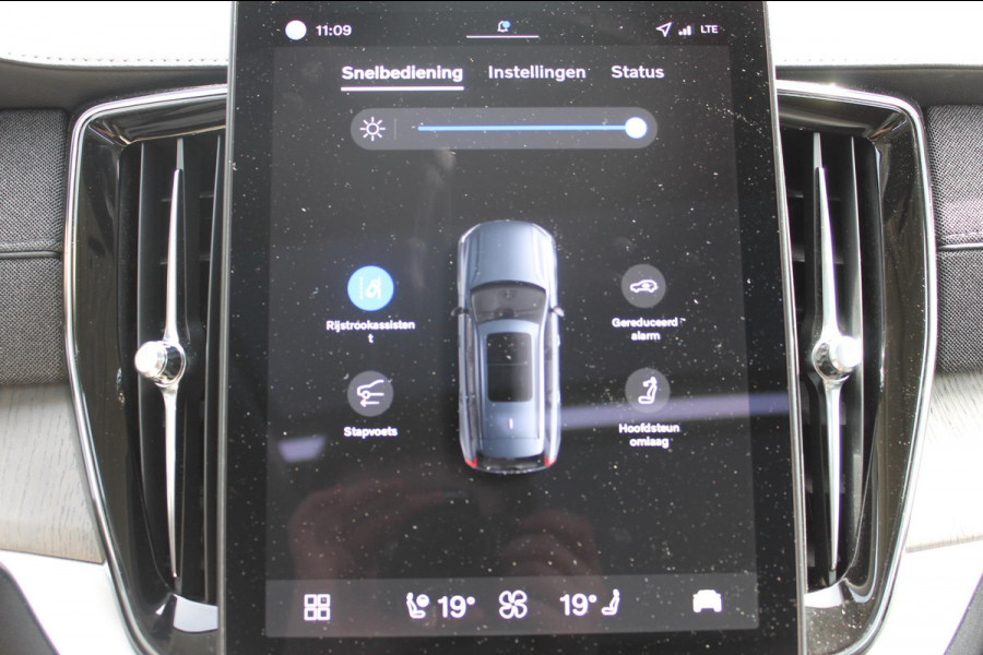 Volvo XC90 T8 455PK Autom Plug-in hybrid AWD Ultra Dark Luchtvering / Massagefunctie voorstoelen / Semi elektrisch wegklapbare trekhaak / Gelamineerd glas / Stoelventilatie / 21" lichtmetalen velgen