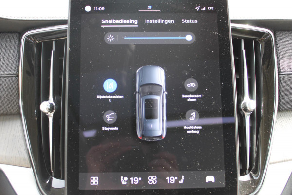 Volvo XC90 T8 455PK Autom Plug-in hybrid AWD Ultra Dark Luchtvering / Massagefunctie voorstoelen / Semi elektrisch wegklapbare trekhaak / Gelamineerd glas / Stoelventilatie / 21" lichtmetalen velgen
