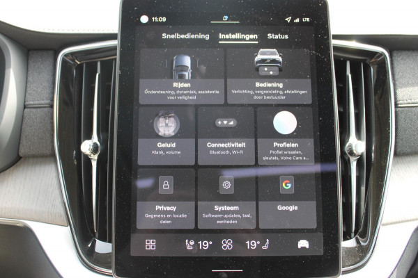 Volvo XC90 T8 455PK Autom Plug-in hybrid AWD Ultra Dark Luchtvering / Massagefunctie voorstoelen / Semi elektrisch wegklapbare trekhaak / Gelamineerd glas / Stoelventilatie / 21" lichtmetalen velgen
