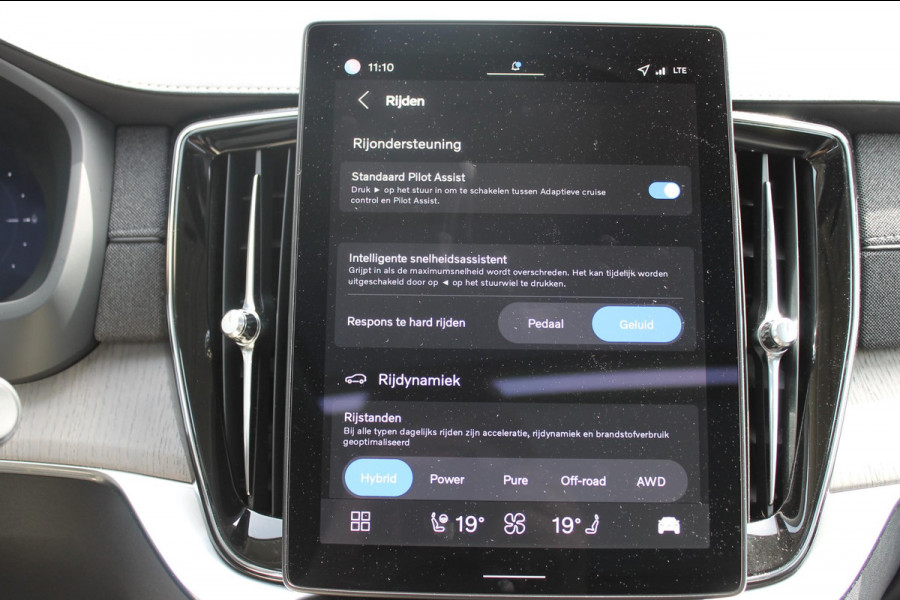 Volvo XC90 T8 455PK Autom Plug-in hybrid AWD Ultra Dark Luchtvering / Massagefunctie voorstoelen / Semi elektrisch wegklapbare trekhaak / Gelamineerd glas / Stoelventilatie / 21" lichtmetalen velgen