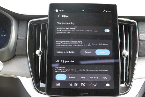 Volvo XC90 T8 455PK Autom Plug-in hybrid AWD Ultra Dark Luchtvering / Massagefunctie voorstoelen / Semi elektrisch wegklapbare trekhaak / Gelamineerd glas / Stoelventilatie / 21" lichtmetalen velgen