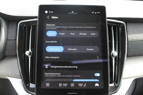 Volvo XC90 T8 455PK Autom Plug-in hybrid AWD Ultra Dark Luchtvering / Massagefunctie voorstoelen / Semi elektrisch wegklapbare trekhaak / Gelamineerd glas / Stoelventilatie / 21" lichtmetalen velgen