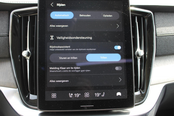 Volvo XC90 T8 455PK Autom Plug-in hybrid AWD Ultra Dark Luchtvering / Massagefunctie voorstoelen / Semi elektrisch wegklapbare trekhaak / Gelamineerd glas / Stoelventilatie / 21" lichtmetalen velgen