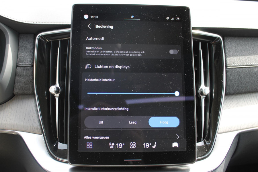 Volvo XC90 T8 455PK Autom Plug-in hybrid AWD Ultra Dark Luchtvering / Massagefunctie voorstoelen / Semi elektrisch wegklapbare trekhaak / Gelamineerd glas / Stoelventilatie / 21" lichtmetalen velgen