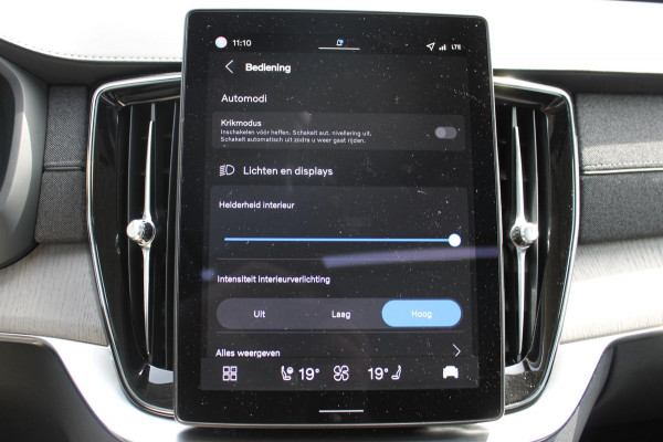 Volvo XC90 T8 455PK Autom Plug-in hybrid AWD Ultra Dark Luchtvering / Massagefunctie voorstoelen / Semi elektrisch wegklapbare trekhaak / Gelamineerd glas / Stoelventilatie / 21" lichtmetalen velgen