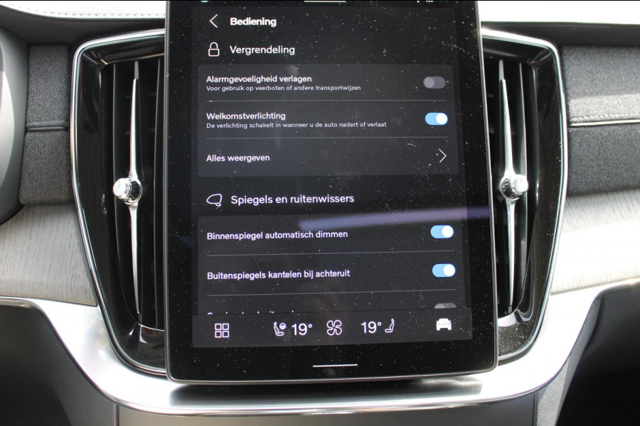 Volvo XC90 T8 455PK Autom Plug-in hybrid AWD Ultra Dark Luchtvering / Massagefunctie voorstoelen / Semi elektrisch wegklapbare trekhaak / Gelamineerd glas / Stoelventilatie / 21" lichtmetalen velgen