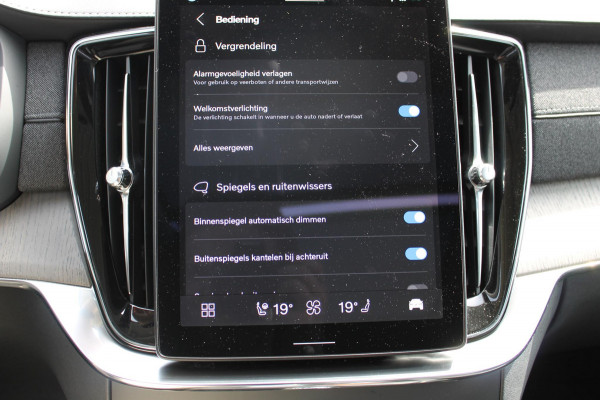 Volvo XC90 T8 455PK Autom Plug-in hybrid AWD Ultra Dark Luchtvering / Massagefunctie voorstoelen / Semi elektrisch wegklapbare trekhaak / Gelamineerd glas / Stoelventilatie / 21" lichtmetalen velgen