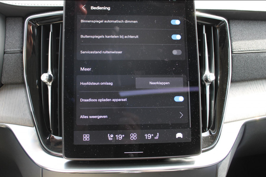 Volvo XC90 T8 455PK Autom Plug-in hybrid AWD Ultra Dark Luchtvering / Massagefunctie voorstoelen / Semi elektrisch wegklapbare trekhaak / Gelamineerd glas / Stoelventilatie / 21" lichtmetalen velgen