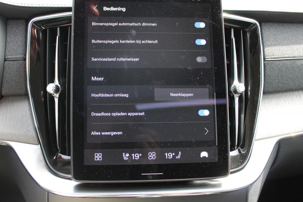 Volvo XC90 T8 455PK Autom Plug-in hybrid AWD Ultra Dark Luchtvering / Massagefunctie voorstoelen / Semi elektrisch wegklapbare trekhaak / Gelamineerd glas / Stoelventilatie / 21" lichtmetalen velgen