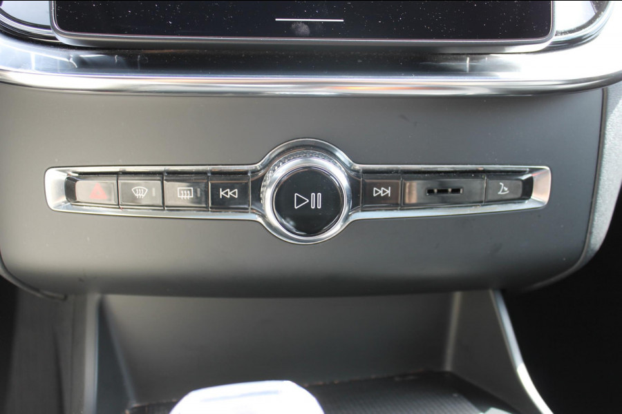 Volvo XC90 T8 455PK Autom Plug-in hybrid AWD Ultra Dark Luchtvering / Massagefunctie voorstoelen / Semi elektrisch wegklapbare trekhaak / Gelamineerd glas / Stoelventilatie / 21" lichtmetalen velgen