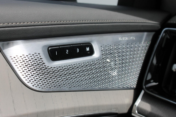 Volvo XC90 T8 455PK Autom Plug-in hybrid AWD Ultra Dark Luchtvering / Massagefunctie voorstoelen / Semi elektrisch wegklapbare trekhaak / Gelamineerd glas / Stoelventilatie / 21" lichtmetalen velgen