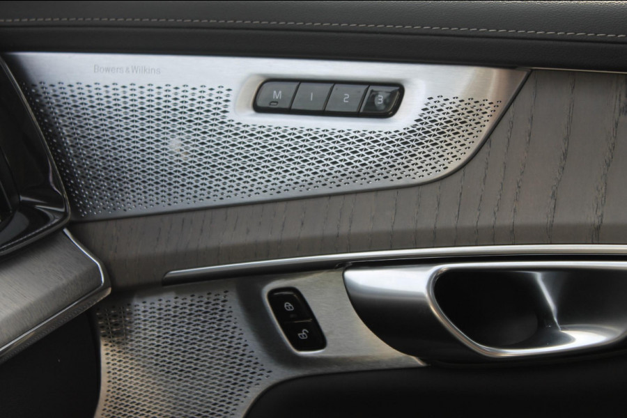Volvo XC90 T8 455PK Autom Plug-in hybrid AWD Ultra Dark Luchtvering / Massagefunctie voorstoelen / Semi elektrisch wegklapbare trekhaak / Gelamineerd glas / Stoelventilatie / 21" lichtmetalen velgen