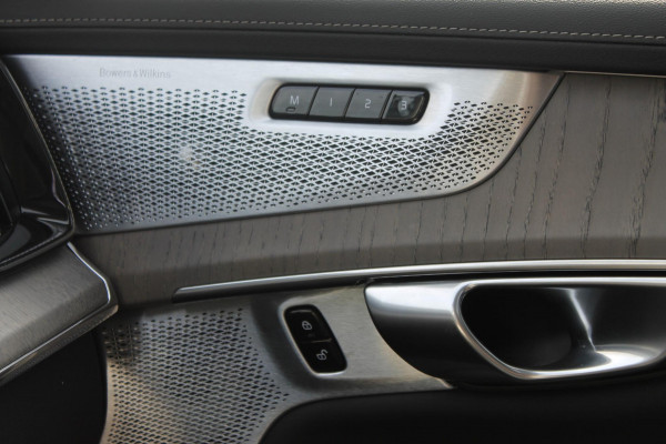 Volvo XC90 T8 455PK Autom Plug-in hybrid AWD Ultra Dark Luchtvering / Massagefunctie voorstoelen / Semi elektrisch wegklapbare trekhaak / Gelamineerd glas / Stoelventilatie / 21" lichtmetalen velgen