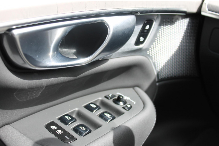 Volvo XC90 T8 455PK Autom Plug-in hybrid AWD Ultra Dark Luchtvering / Massagefunctie voorstoelen / Semi elektrisch wegklapbare trekhaak / Gelamineerd glas / Stoelventilatie / 21" lichtmetalen velgen