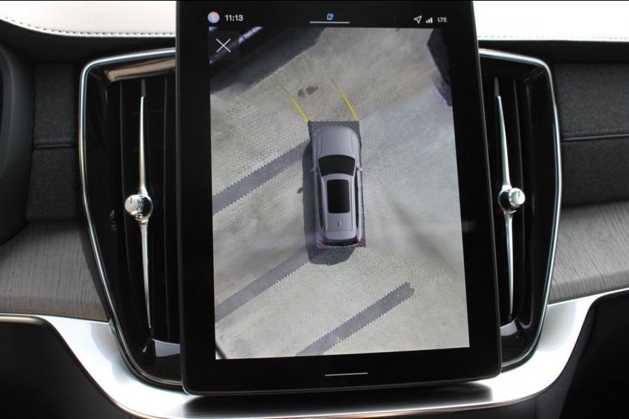 Volvo XC90 T8 455PK Autom Plug-in hybrid AWD Ultra Dark Luchtvering / Massagefunctie voorstoelen / Semi elektrisch wegklapbare trekhaak / Gelamineerd glas / Stoelventilatie / 21" lichtmetalen velgen