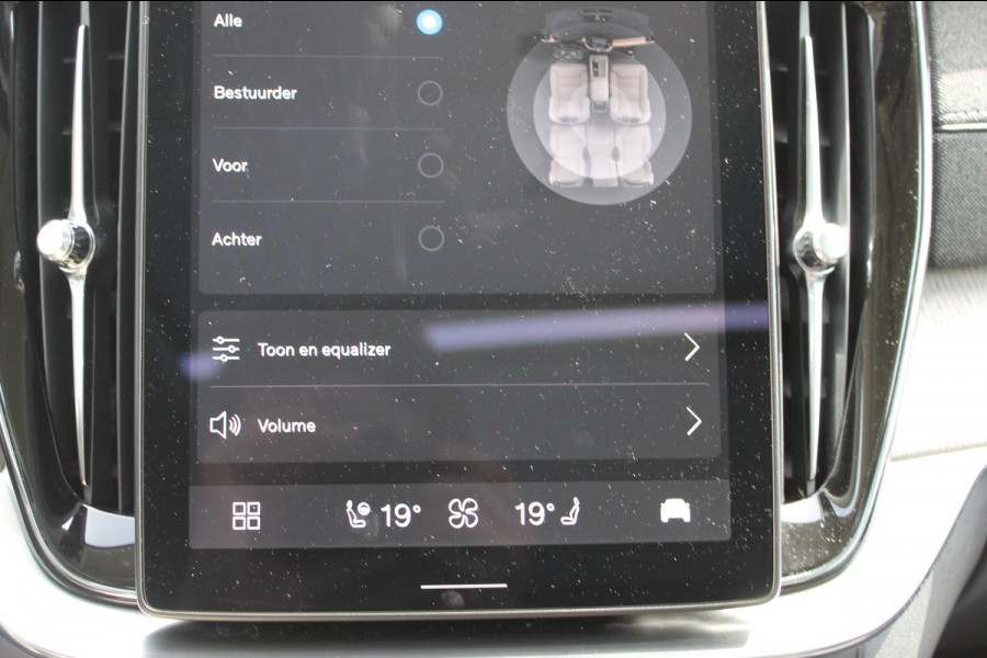 Volvo XC90 T8 455PK Autom Plug-in hybrid AWD Ultra Dark Luchtvering / Massagefunctie voorstoelen / Semi elektrisch wegklapbare trekhaak / Gelamineerd glas / Stoelventilatie / 21" lichtmetalen velgen
