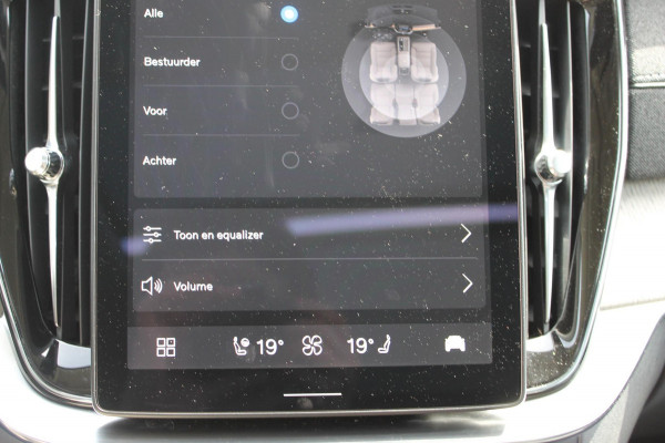 Volvo XC90 T8 455PK Autom Plug-in hybrid AWD Ultra Dark Luchtvering / Massagefunctie voorstoelen / Semi elektrisch wegklapbare trekhaak / Gelamineerd glas / Stoelventilatie / 21" lichtmetalen velgen