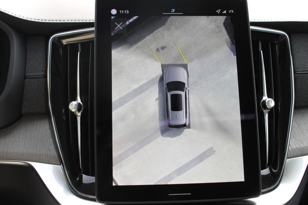 Volvo XC90 T8 455PK Autom Plug-in hybrid AWD Ultra Dark Luchtvering / Massagefunctie voorstoelen / Semi elektrisch wegklapbare trekhaak / Gelamineerd glas / Stoelventilatie / 21" lichtmetalen velgen