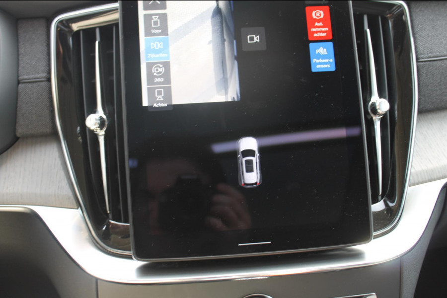 Volvo XC90 T8 455PK Autom Plug-in hybrid AWD Ultra Dark Luchtvering / Massagefunctie voorstoelen / Semi elektrisch wegklapbare trekhaak / Gelamineerd glas / Stoelventilatie / 21" lichtmetalen velgen