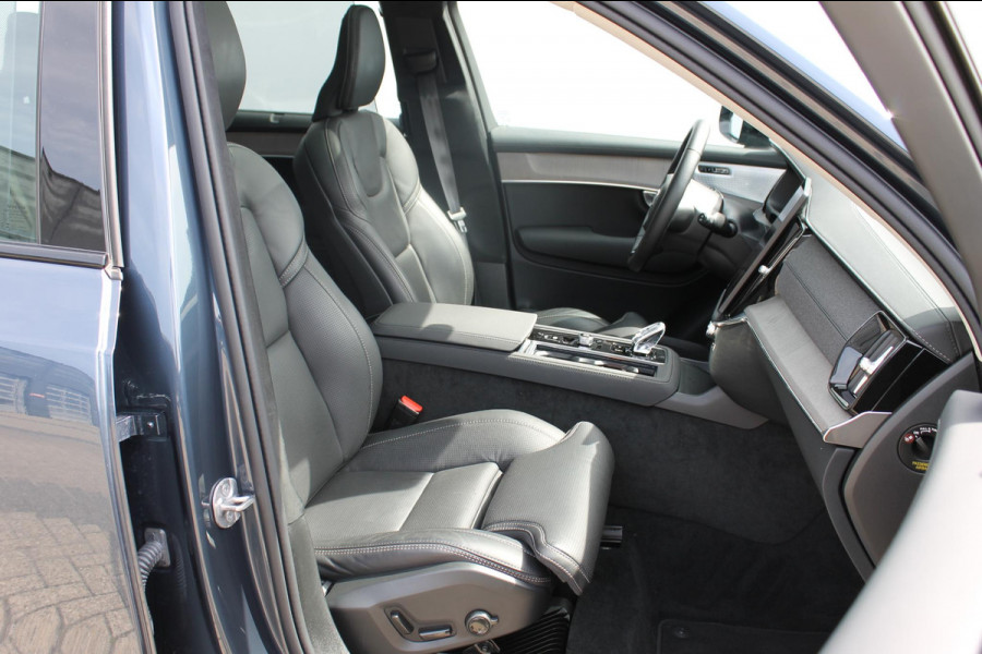Volvo XC90 T8 455PK Autom Plug-in hybrid AWD Ultra Dark Luchtvering / Massagefunctie voorstoelen / Semi elektrisch wegklapbare trekhaak / Gelamineerd glas / Stoelventilatie / 21" lichtmetalen velgen