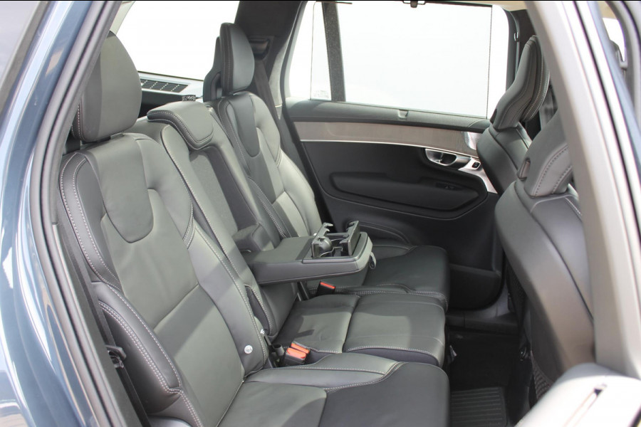 Volvo XC90 T8 455PK Autom Plug-in hybrid AWD Ultra Dark Luchtvering / Massagefunctie voorstoelen / Semi elektrisch wegklapbare trekhaak / Gelamineerd glas / Stoelventilatie / 21" lichtmetalen velgen