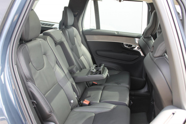 Volvo XC90 T8 455PK Autom Plug-in hybrid AWD Ultra Dark Luchtvering / Massagefunctie voorstoelen / Semi elektrisch wegklapbare trekhaak / Gelamineerd glas / Stoelventilatie / 21" lichtmetalen velgen