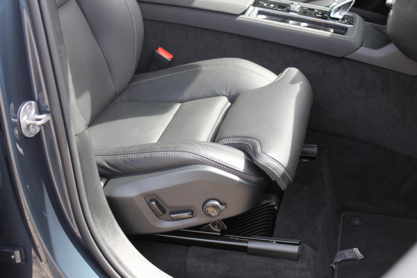 Volvo XC90 T8 455PK Autom Plug-in hybrid AWD Ultra Dark Luchtvering / Massagefunctie voorstoelen / Semi elektrisch wegklapbare trekhaak / Gelamineerd glas / Stoelventilatie / 21" lichtmetalen velgen