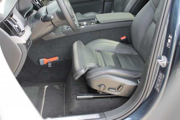 Volvo XC90 T8 455PK Autom Plug-in hybrid AWD Ultra Dark Luchtvering / Massagefunctie voorstoelen / Semi elektrisch wegklapbare trekhaak / Gelamineerd glas / Stoelventilatie / 21" lichtmetalen velgen