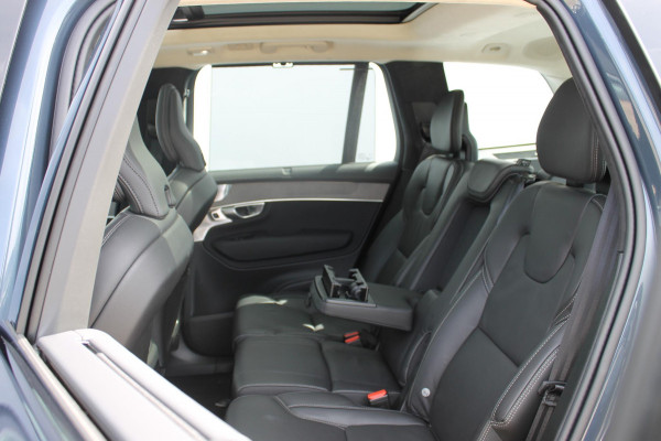 Volvo XC90 T8 455PK Autom Plug-in hybrid AWD Ultra Dark Luchtvering / Massagefunctie voorstoelen / Semi elektrisch wegklapbare trekhaak / Gelamineerd glas / Stoelventilatie / 21" lichtmetalen velgen