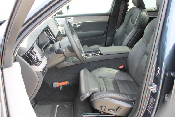 Volvo XC90 T8 455PK Autom Plug-in hybrid AWD Ultra Dark Luchtvering / Massagefunctie voorstoelen / Semi elektrisch wegklapbare trekhaak / Gelamineerd glas / Stoelventilatie / 21" lichtmetalen velgen