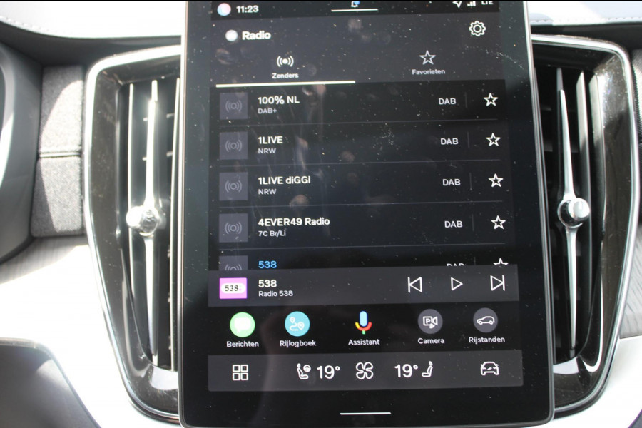 Volvo XC90 T8 455PK Autom Plug-in hybrid AWD Ultra Dark Luchtvering / Massagefunctie voorstoelen / Semi elektrisch wegklapbare trekhaak / Gelamineerd glas / Stoelventilatie / 21" lichtmetalen velgen
