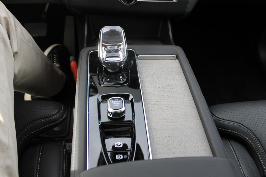 Volvo XC90 T8 455PK Autom Plug-in hybrid AWD Ultra Dark Luchtvering / Massagefunctie voorstoelen / Semi elektrisch wegklapbare trekhaak / Gelamineerd glas / Stoelventilatie / 21" lichtmetalen velgen